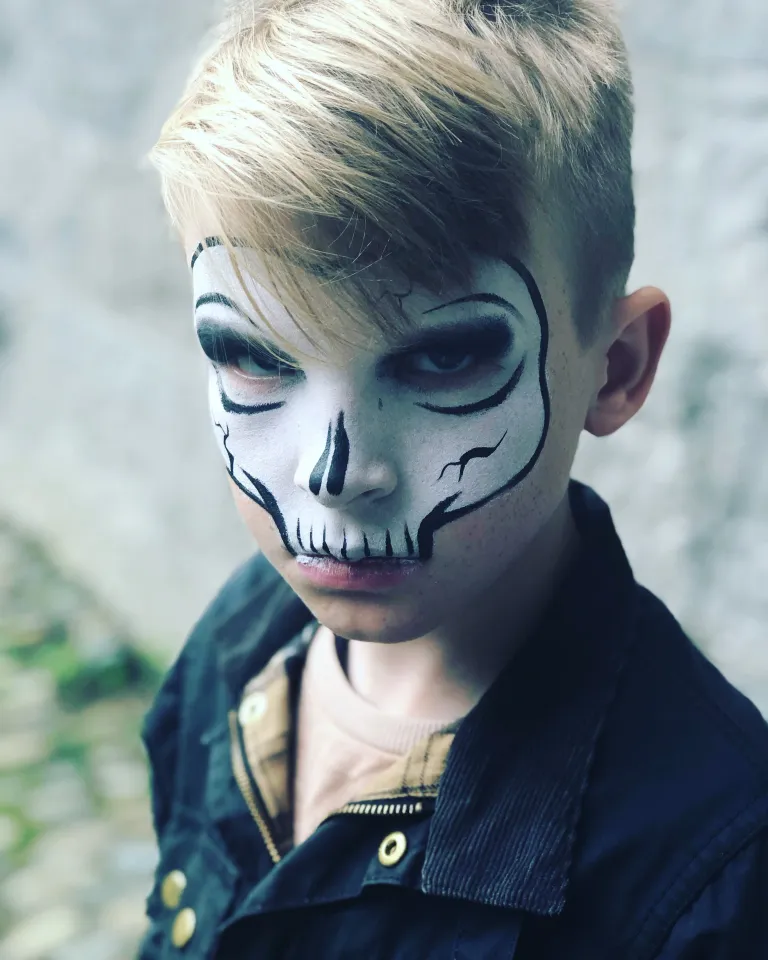 Child showing signs of toxic shame - feelings of worthlessness and being unlovable